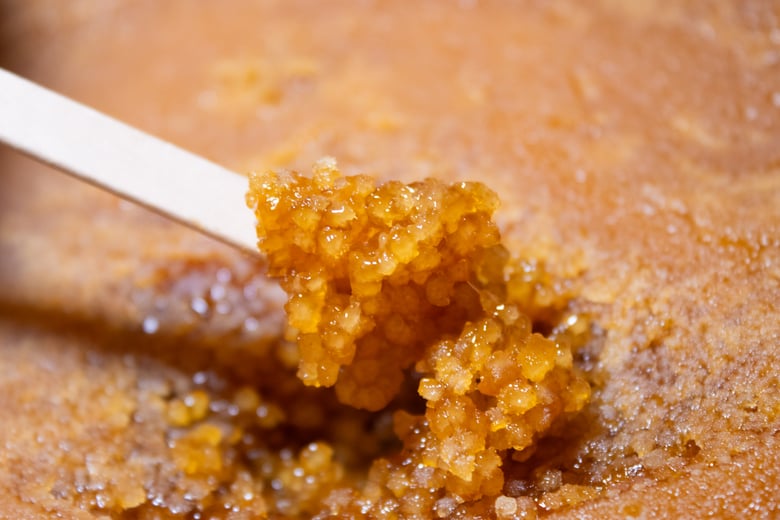Miel de Kanuka de Nouvelle-Zélande dans un seau de 10kg naturellement cristallisé avec des gros grains de sucre typique des Miels de Manuka et Kanuka avec un batonnet en bois