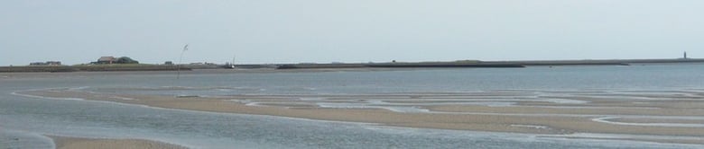 ILEF-Zufahrt bei Niedrigwasser, ein Kielschwerter liegt am Versorgerkai