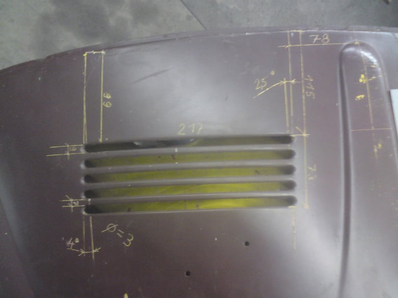 Bild 1 - Cabriohaube Baujahr 66, Schlitzpaket links, bemaßt. Sorry für die Überschneidung der Maßlinien von  78 und 115!! Das ging nicht besser wegen der Rundung der Haubenkante!