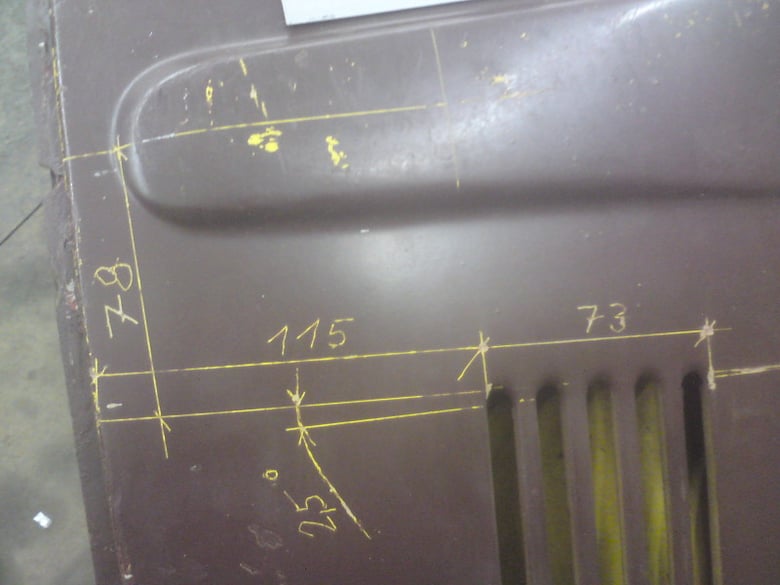 Bemaßt ist die Position der Schlitze von der Haubenmitte aus. Maße immer bis Innenkante Schlitz. Umgekantet ist in der 3mm Bohrung auch 3mm rundum, im  Steg um die Schlitzbreiten- Hälfte. Diese Gradzahl geht vom rechten Winkel zum unteren Schlitz aus.