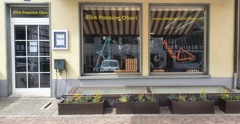 Ladenfront von Bike Passion Oberi mit Schaufenstern