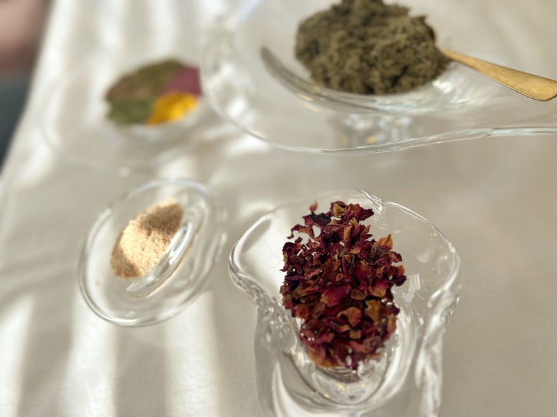 フィトスチームに使用するローズ、植物、ヒノキ