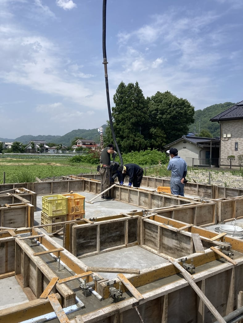 長野県　松本市　安曇野市　建築設計事務所　建築家　news設計室　丸山和男　住宅設計　設計監理　島内の家Ⅲ　立上りコンクリート打設　瑕疵担保保証　長期優良住宅　基礎工事