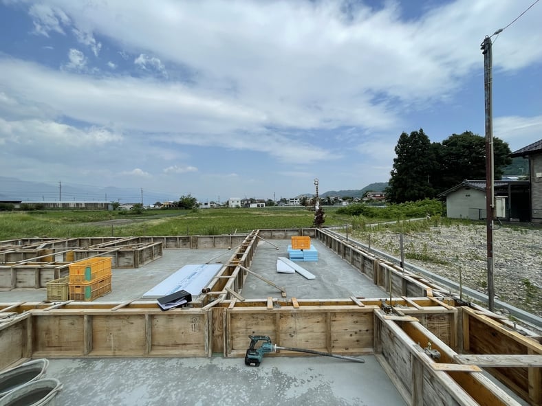 長野県　松本市　安曇野市　建築設計事務所　建築家　news設計室　丸山和男　住宅設計　設計監理　島内の家Ⅲ　立上りコンクリート打設　基礎アンカー検査　長期優良住宅　基礎工事