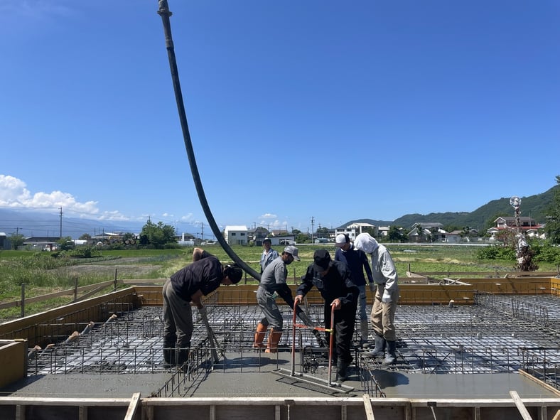 長野県　松本市　安曇野市　建築設計事務所　建築家　news設計室　丸山和男　住宅設計　設計監理　島内の家Ⅲ　底版コンクリート打設　瑕疵担保保証　長期優良住宅　基礎工事