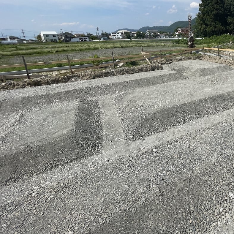 長野県　松本市　安曇野市　建築設計事務所　建築家　news設計室　丸山和男　住宅設計　設計監理　島内の家Ⅲ　根伐り　砕石転圧　基礎工事