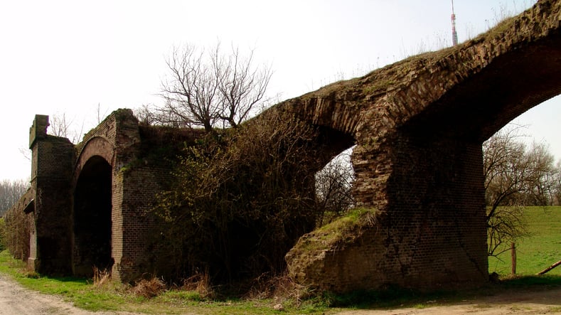 Diese zerbrochene Brücke in der Natur, symbolisiert Disbalance und die Notwendigkeit des Wiederaufbaus.
