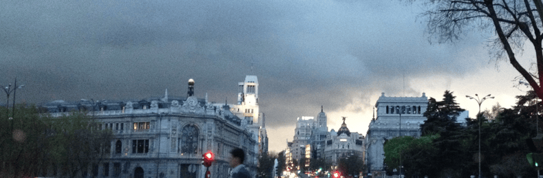 Entre la puerta de Alcalá y la Plaza de Cibeles. En el código postal 28014