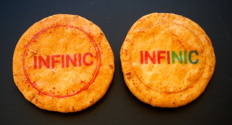 完成したロゴ入りおせんべい