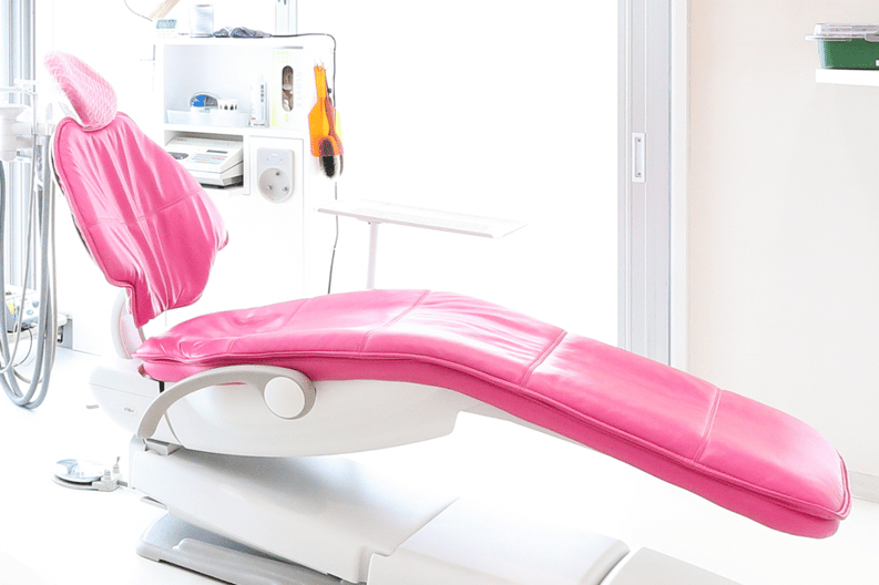 人間工学に基づいたすわり心地の良いユニット。治療を安全に効率的に行うために様々な秘密があります。