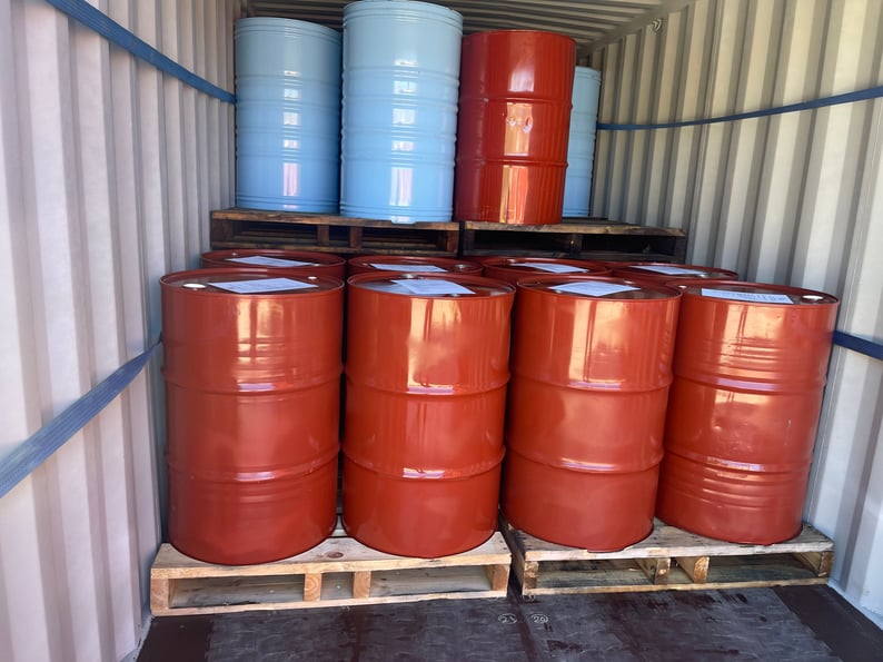 Stockage de nos Miels de Nouvelle-Zélande avec des fûts de miel rouges et bleurs dans un container réfrigéré et sécurisé en Allemagne