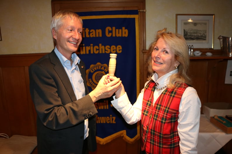 Sheana Hafner übergibt dem neuen Präsidenten Ruedi Eberhard nach drei Jahren symbolisch den Stab.