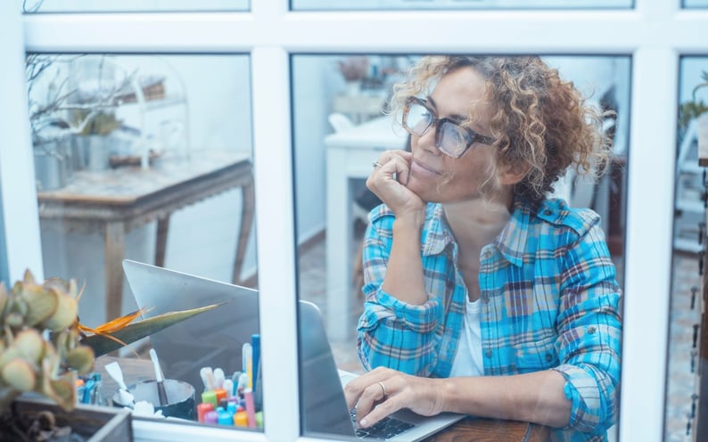 Gründerin entwickelt Business-Ideen am Laptop – Markenstrategie und Konzeptarbeit für die Selbstständigkeit.