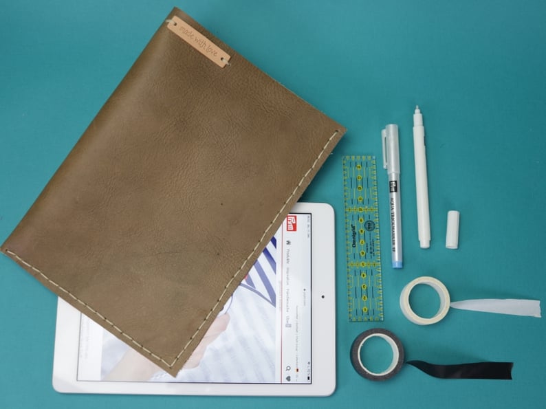 Heute zeige ich euch einfache und schnelle 3 Näh-Geschenkideen für Männer – Tablethülle aus Leder nähen