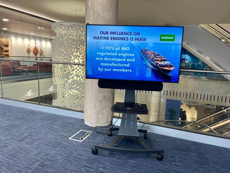 Bildschirm mit EUROMOT-Präsentation in einem Messegebäude – visuelle Informationssequenz, eingesetzt beim Marine Environment Protection Committee der IMO