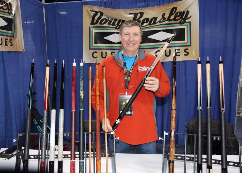 キューメーカー、Doug Beasleyと彼のブース。カスタムメーカーは10本程度の展示販売が多い