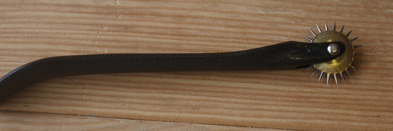 Griffe de patronage tissu - totalement inutile pour le travail du cuir !