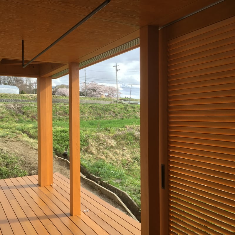 長野県　松本市　建築家　news設計室　丸山和男　住宅設計　インナーデッキ　ガラリ戸　猫と暮らす家