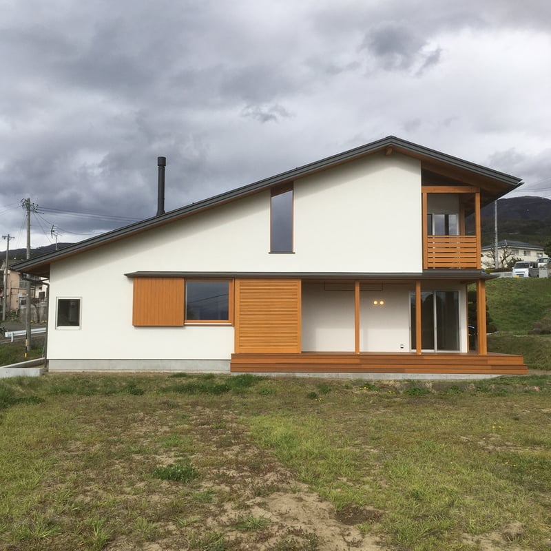 長野県　松本市　建築家　news設計室　丸山和男　住宅設計　インナーデッキ　ガラリ戸　猫と暮らす家