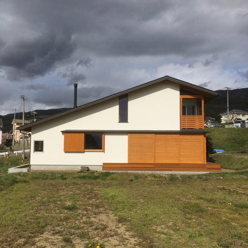 長野県　松本市　建築家　news設計室　丸山和男　住宅設計　インナーデッキ　ガラリ戸　猫と暮らす家