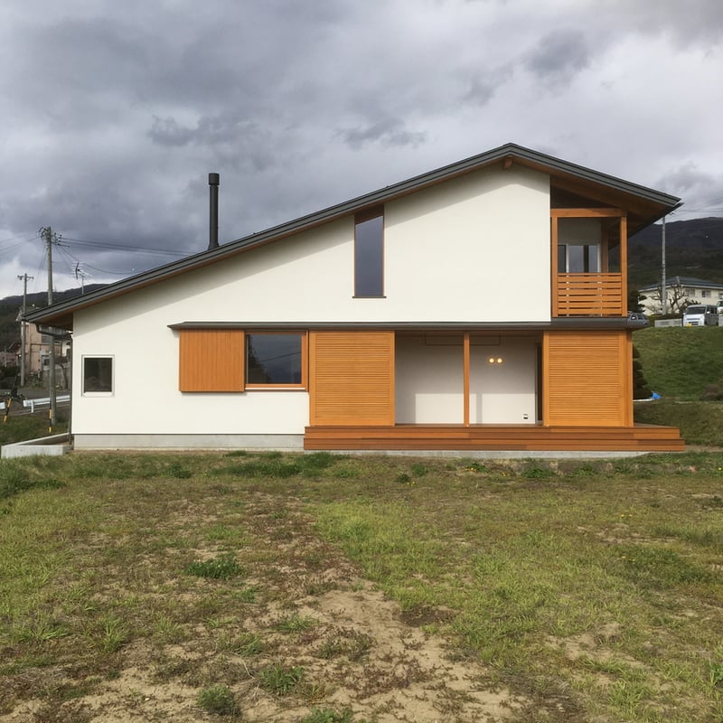 長野県　松本市　建築家　news設計室　丸山和男　住宅設計　インナーデッキ　ガラリ戸　猫と暮らす家