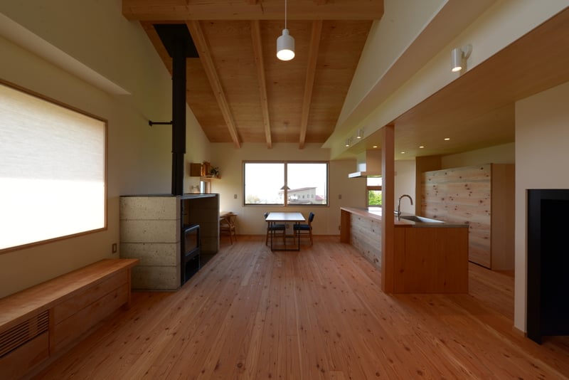 長野県　松本市　建築家　news設計室　丸山和男　住宅設計　インナーデッキ　ガラリ戸　薪ストーブ　猫と暮らす家　竣工写真