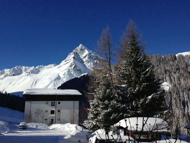Madrisa Gipfel in den Alpen schneebedeckt im Winter