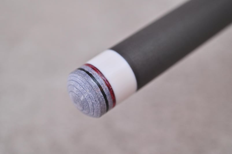 キュー先に付いている革製のパーツ、「タップ」(Tip）は直接手球に触れる唯一のアイテムであり、手球コントロールを左右する繊細にして重要なパーツ。経年変化や摩耗をする「消耗品」でもある