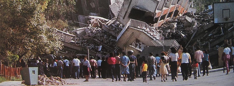 Citoyens du quartier de La Roma à Mexico devant les ruines d'un bâtiment suite au tremblement de terre en 1985
