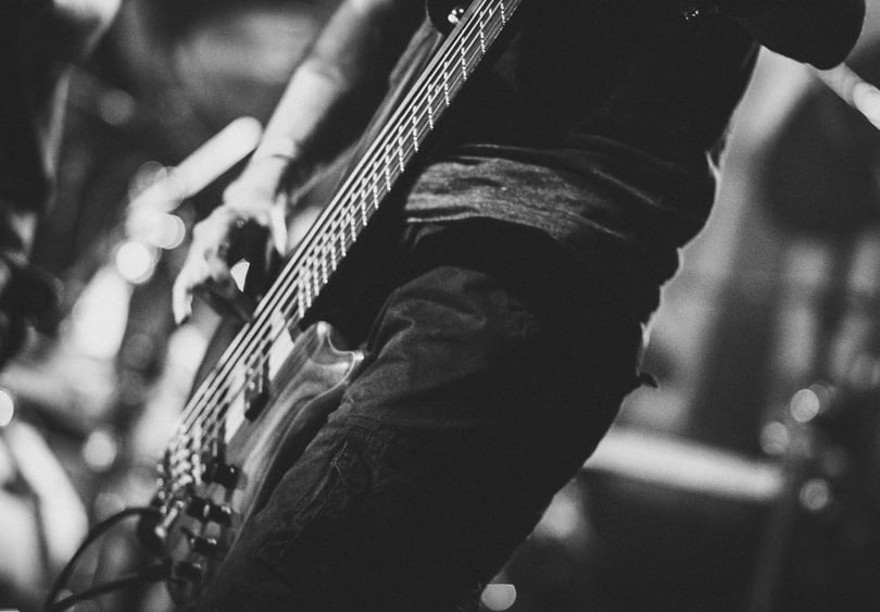 Nahaufnahme einer Bassgitarre bei einem Konzert