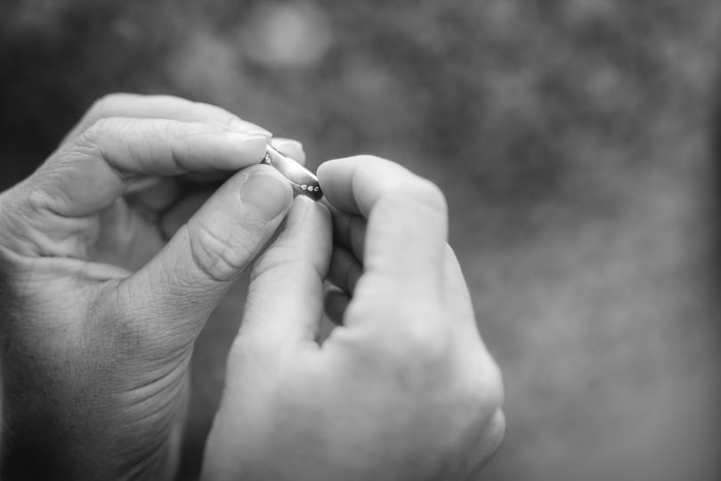 Filigraner Ehering der von zwei Händen gehalten wird