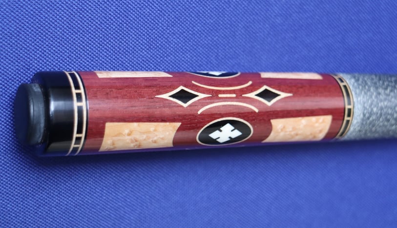 木目がはっきりしない分インレイが引き立つのがパープルハート