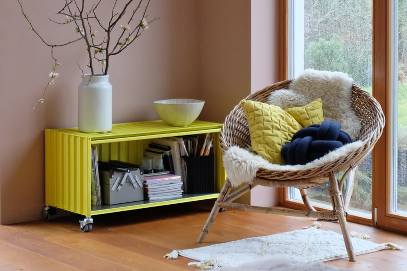 dieartigeBLOG - Wohnzimmer, Leseecke mit Schwefelgelb - Container DS Magazin, Teppich TKMaxx, Korbsessel Vintage, Knot Kissen Design House Stockholm