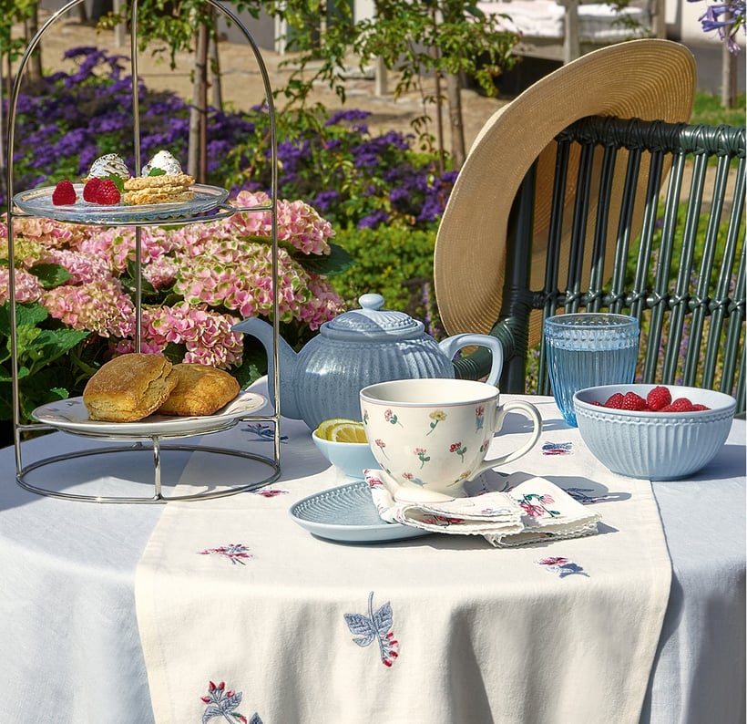 Schönes Geschirr im Landhausstil und Retro-Stil