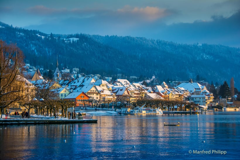 Winterliche Altstadt von Zug im Abendlicht