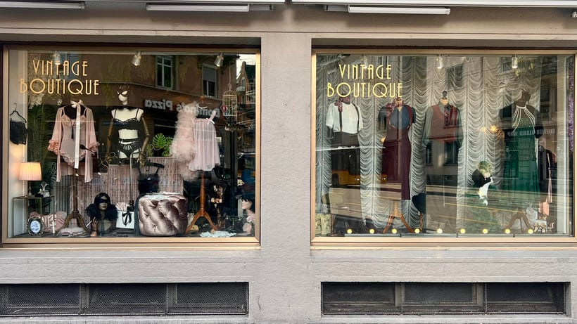 powderroom schaufenster zuerich vintage mode boutique retro mode damen und herren vintage kleider und accessoires