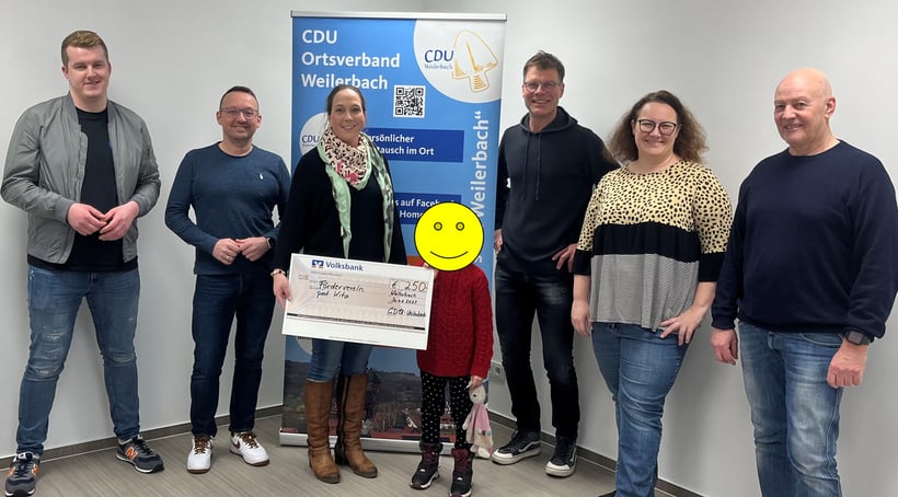Vorstand der CDU-Weilerbach bei der Spendenübergabe: Christopher Arthen, Jochen Kassel, Kita-Leitung Katja Kreischer mit M., Alexander Huhn, FV-Vorsitzende Anne Blauth, Walter Karfusehr (v.l.n.r.)