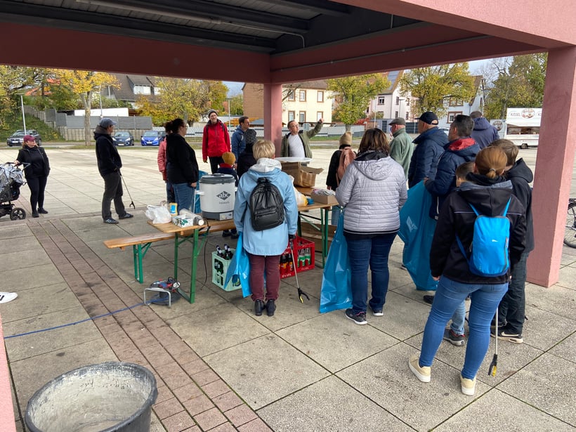 Jochen Kassel (m.) bei der Einweisung der Teilnehmer 
