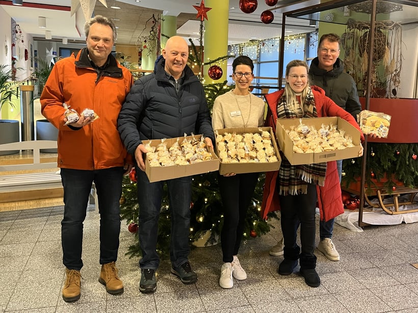 CDU-Vorstand mit Leitung Andrea Zielinski bei Übergabe der Plätzchen