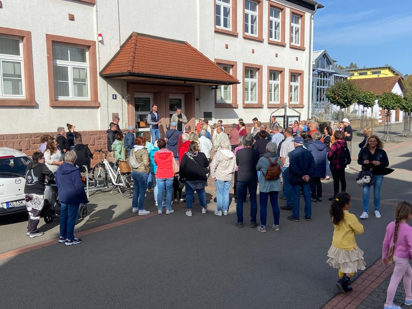 Großer Andrang beim Beginn des historischen Rundwegs am Reinhard-Blauth-Museum