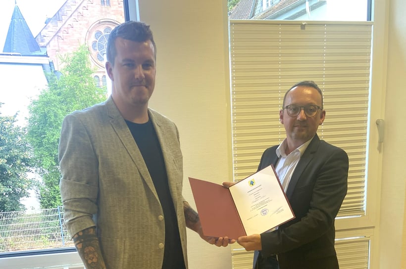 Ortsbürgermeister Jochen Kassel ernennt den 2. Ortsbeigeordneten Christopher Arthen