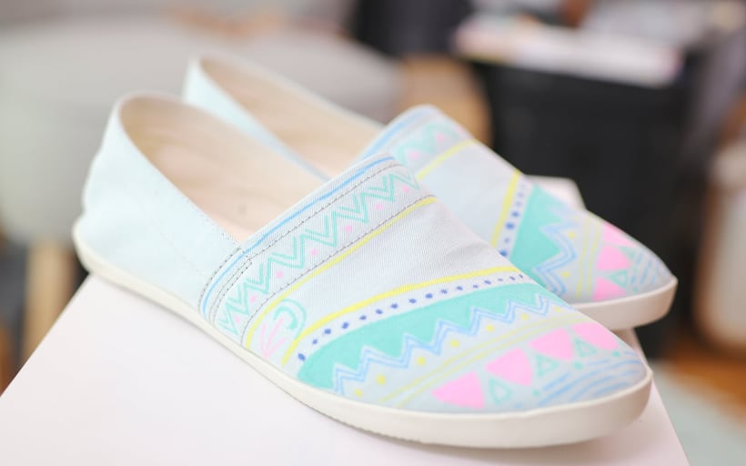 [Werbung] DIY Stoffschuhe bemalen für den Sommer und das Festival mit Pintor Stiften. DIY Anleitung von DIY Eule.