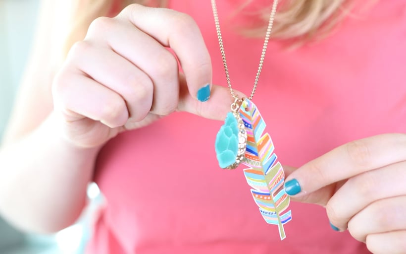 [Werbung] DIY Feder kette aus Schrumpffolie selber machen für den Sommer und das Festival mit Pintor Stiften. DIY Anleitung von DIY Eule.