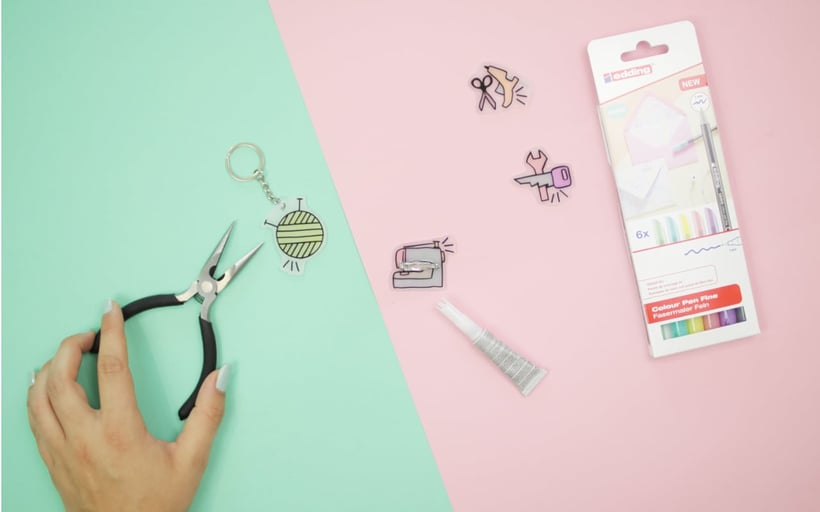 [Werbung] DIY Anstecker und Schlüsselanhänger aus Schrumpffolie mit den edding 1200 Fasermalern in Pastell aus Schrumpffolie mit kostenloser Druckvorlage als Nähmaschine, Wollknäuel, Säge und Stifte. Bastelanleitung von DIY Eule.