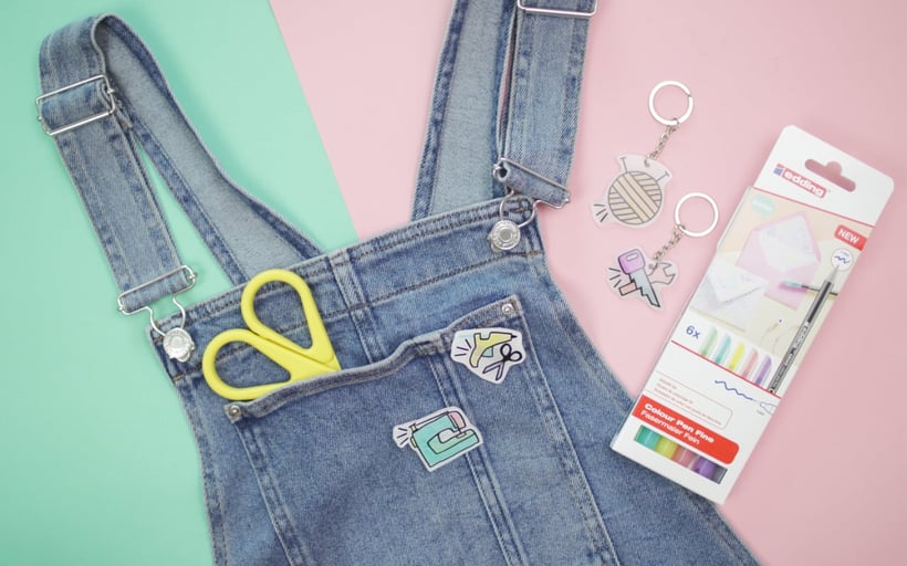 [Werbung] DIY Anstecker und Schlüsselanhänger aus Schrumpffolie mit den edding 1200 Fasermalern in Pastell aus Schrumpffolie mit kostenloser Druckvorlage als Nähmaschine, Wollknäuel, Säge und Stifte. Bastelanleitung von DIY Eule.