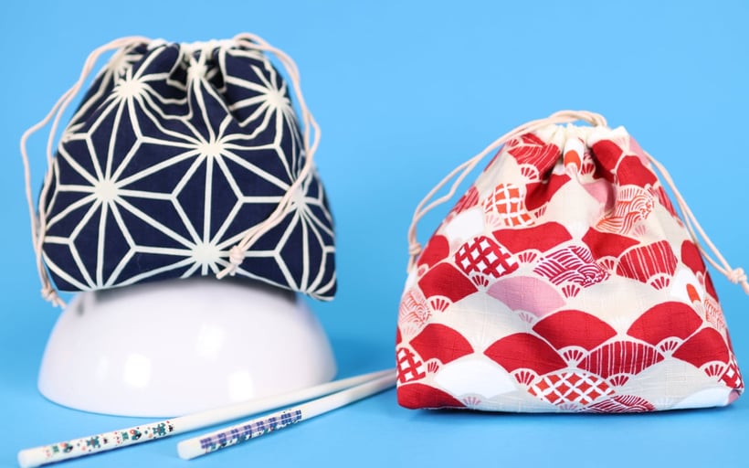 Japanische Kinchaku Beutel nähen aus japanischen Stoffen  mit kostenlosem Schnittmuster. Die Beutelchen  mit Tunnelzug kann man als Handtasche kleines Kosmetiktäschchen, Täschchen für Kleinkram oder auch Geschenkbeutel nutzen. Nähanleitung von DIY Eule.