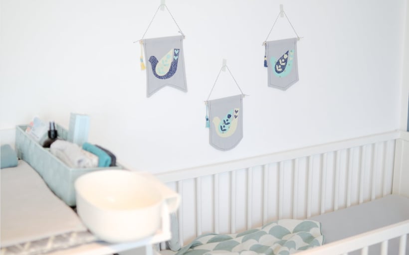 [Werbung] Wimpel nähen fürs Kinderzimmer mit Applikation – nähen mit der Big Shot. Nähanleitung von DIY Eule. Perfekte Dekoration fürs Babybett oder auch als Geschenk.