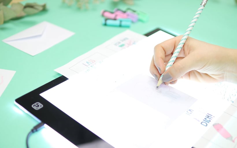 [Werbung] Mini Valentinstagskarten gestalten mit den edding Mini-Highlightern. Lustige und süße Sprüche Handlettering mit kostenloser Druckvorlage zum Abpausen oder Ausmalen. Perfektes keines Geschenk zum Valentinstag. Anleitung von DIY Eule.