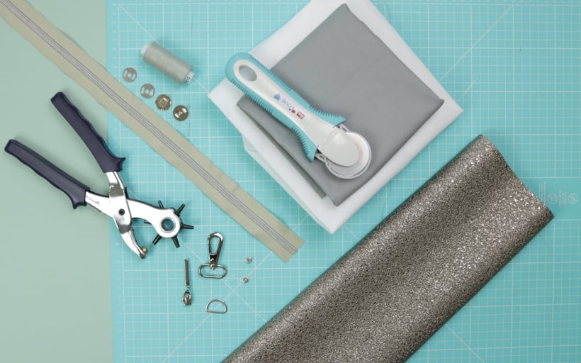 #ClutchClara aus dem #DIYeuleBuch : Nähanleitung für eine schicke und schlichte Clutch mit Riemchen und Reißverschluss. Clutch nähen ganz einfach aus einem silbernen metallic Kunstleder.  Schnittmuster und Anleitung von DIY Eule. 