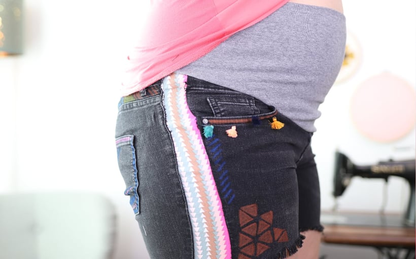 [Werbung] DIY Umstands-Shorts aus alten Jeans selber machen für den Sommer und das Festival mit Stickerei, Perlen, und Pintor Stiften. DIY Anleitung von DIY Eule.